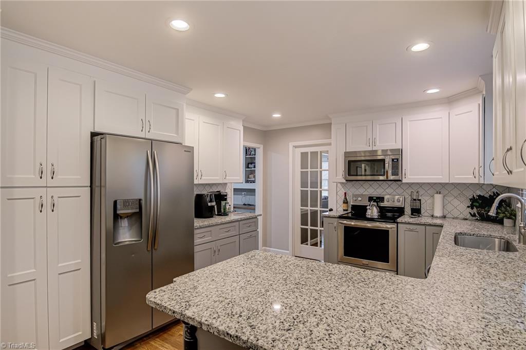 Winston-Salem, North Carolina 27104, United States, 3 Bedrooms Bedrooms, ,2 BathroomsBathrooms,Residential,Pending,5646