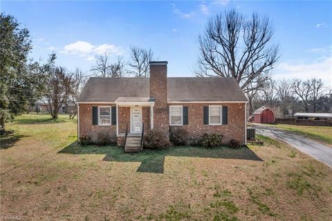 Homes For Sale - 1947 Lower Hopedale Road<br/> Burlington, NC 27217