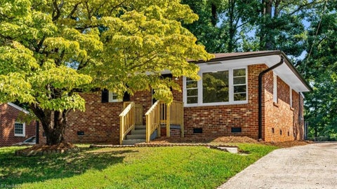 Homes For Sale - 1804 Woodmere Drive<br/> Greensboro, NC 27405