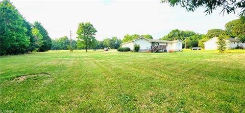 A home in Clemmons