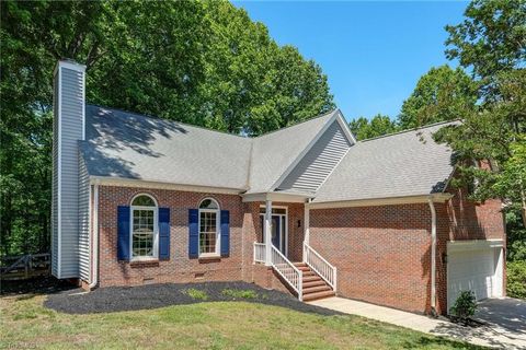 Homes For Sale - 4301 Windlestraw Lane<br/> Greensboro, NC 27410