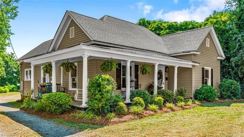 Homes For Sale - 413 Mountain Street<br/> Kernersville, NC 27284