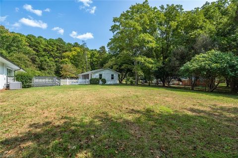 A home in Clemmons