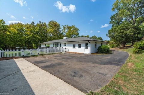 A home in Clemmons