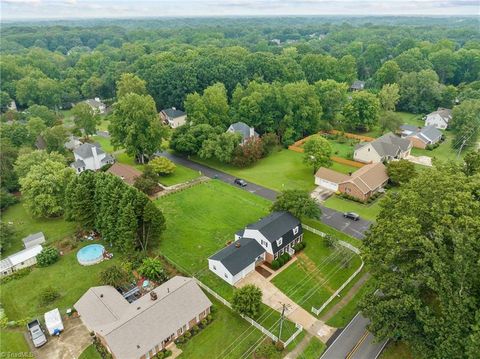 A home in Clemmons