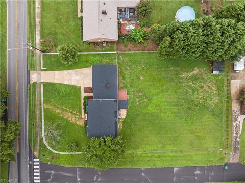 A home in Clemmons