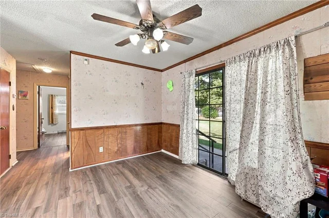 2528 Evergreen Avenue, photo 5 of 36