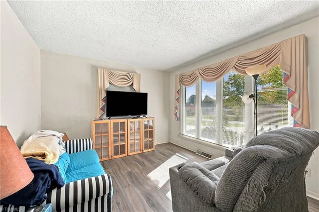 2528 Evergreen Avenue, photo 3 of 36
