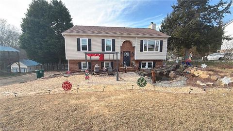 Photo of 6033 Stone Bluff Drive, Clemmons, NC 27012 (MLS # 1206252)