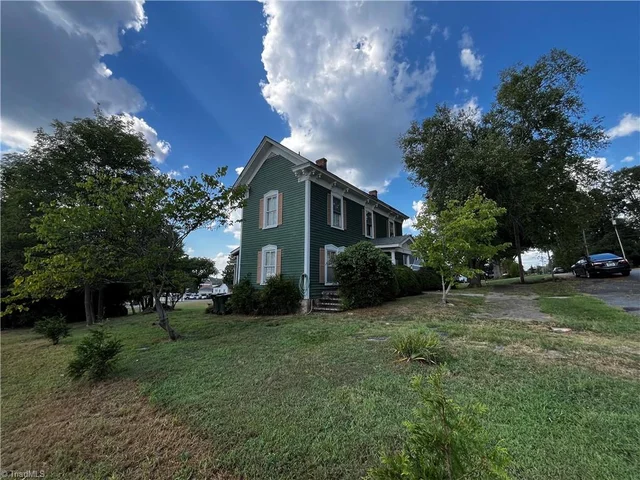 207 Summit Street, photo 2 of 24