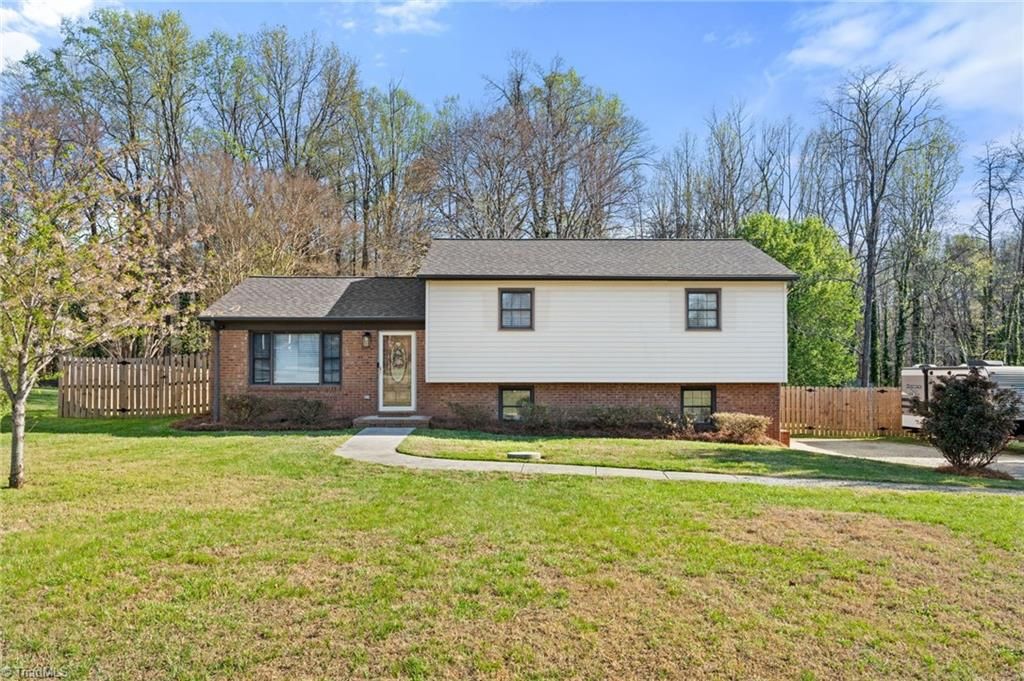 Photo of 170 Cliffwood Drive, Kernersville, NC 27284 (MLS # 1212963)