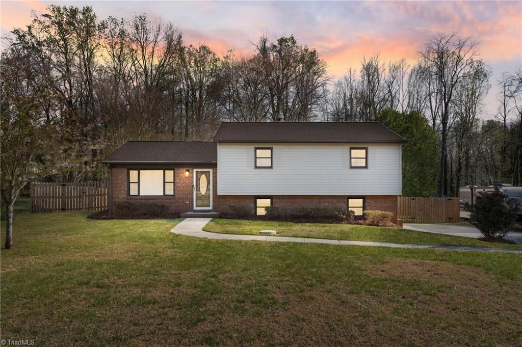 Photo of 170 Cliffwood Drive, Kernersville, NC 27284 (MLS # 1212963)