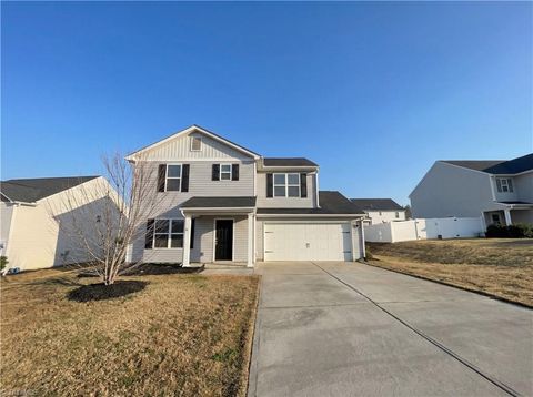 Homes For Sale - 211 Sumter Court<br/> Burlington, NC 27217