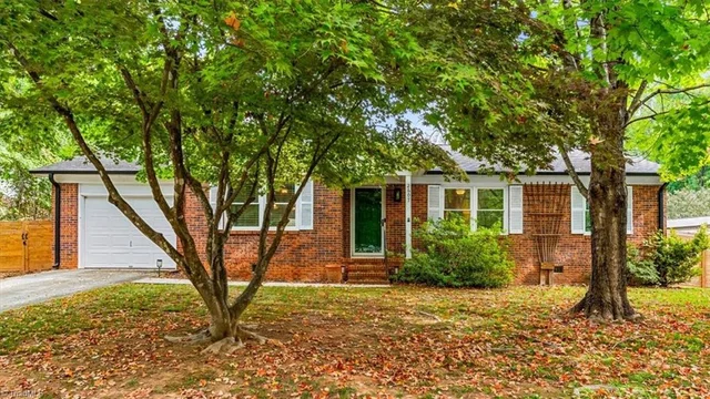2607 New Garden Road E, photo 2 of 29