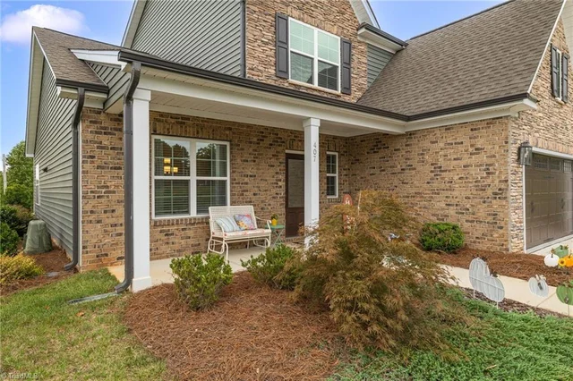 407 Brooke Hill Drive, photo 4 of 40