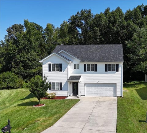 Homes For Sale - 1015 Cayley Court<br/> High Point, NC 27260