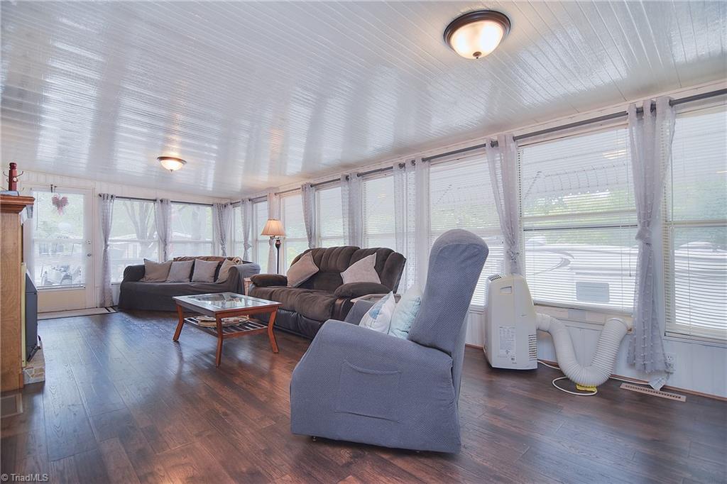 Photo 6 of 44 of 140 Pier Avenue mobile home