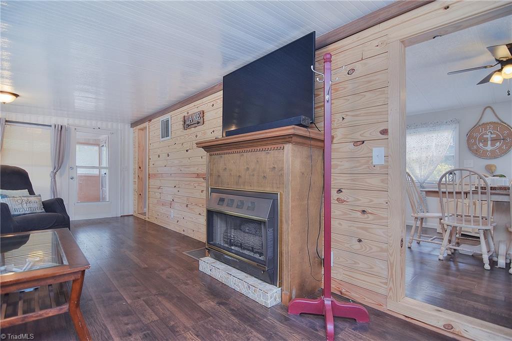 Photo 5 of 44 of 140 Pier Avenue mobile home