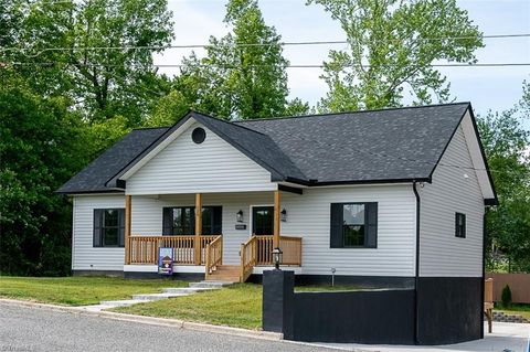 Homes For Sale - 129 E Oakdale Street<br/> Mount Airy, NC 27030