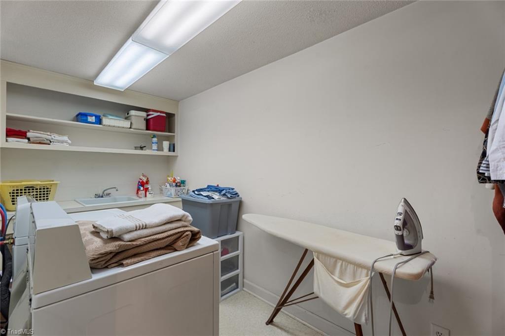 Winston-Salem, North Carolina 27103, United States, 3 Bedrooms Bedrooms, ,3 BathroomsBathrooms,Residential,Active,102503