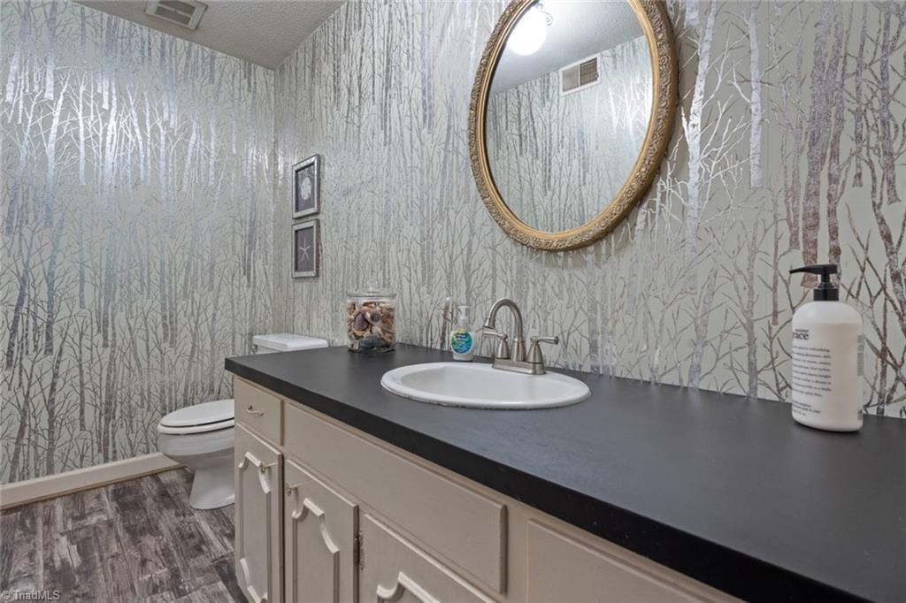 Winston-Salem, North Carolina 27103, United States, 3 Bedrooms Bedrooms, ,3 BathroomsBathrooms,Residential,Active,102503