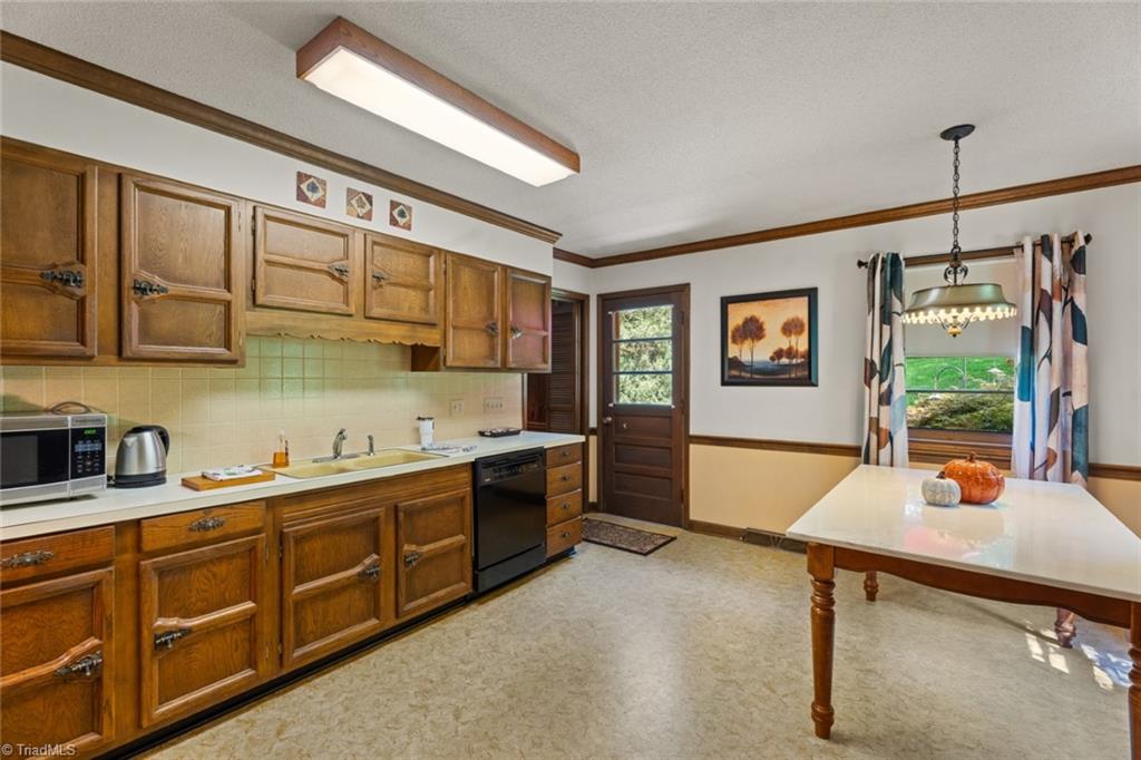 Winston-Salem, North Carolina 27103, United States, 3 Bedrooms Bedrooms, ,3 BathroomsBathrooms,Residential,Active,102503