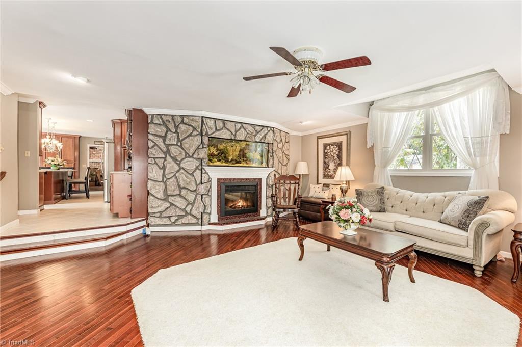 4407 Oak Hollow Drive