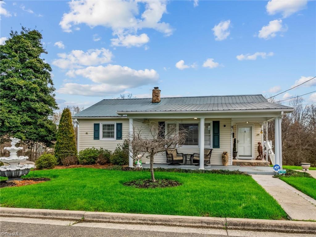 Photo of 911 Banner Street, Mount Airy, NC 27030 (MLS # 1236870)
