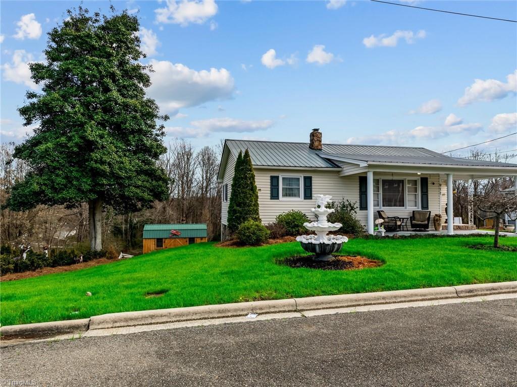 Photo of 911 Banner Street, Mount Airy, NC 27030 (MLS # 1236870)