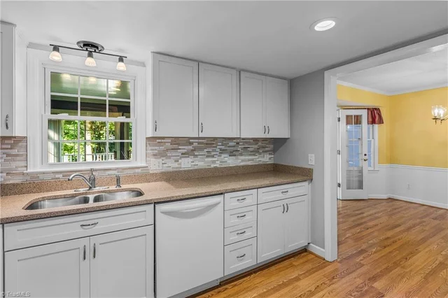 514 Edinburgh Drive, photo 4 of 30