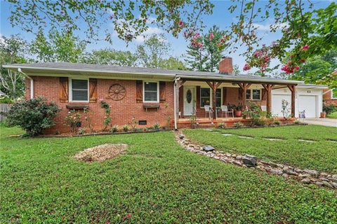 Homes For Sale - 306 Sweetbriar Drive<br/> Lexington, NC 27295