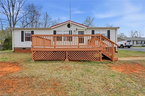 Mobile Home For Sale - 2862 Eagle Point Drive<br/> Randolph County, Trinity, NC 27370