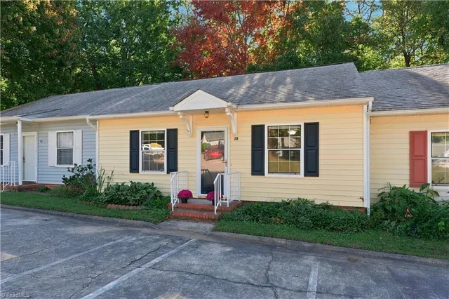 245 Hampton Road Unit 2B, photo 4 of 30