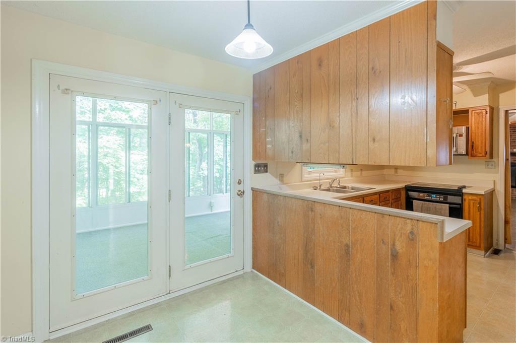 502 Old Hollow Road, Pilot Mountain, North Carolina image 7