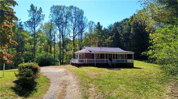 579 PRIDDY FARM RD, RURAL HALL, NC 27045 - Image 2d7e4b97add157e281aeb028331eea6c/2810670247