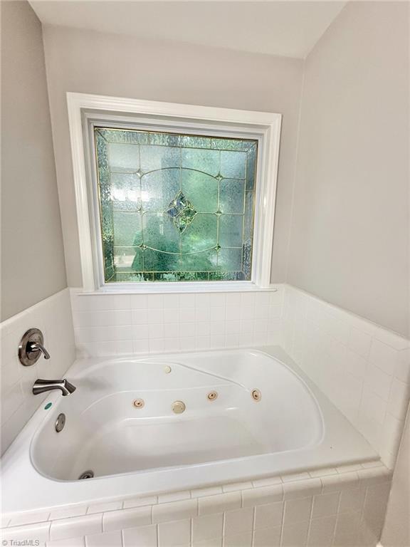 Oak Ridge, North Carolina 27310, United States, 3 Bedrooms Bedrooms, ,2 BathroomsBathrooms,Residential,Pending,201074