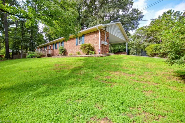 1507 Overlook Drive, photo 2 of 32
