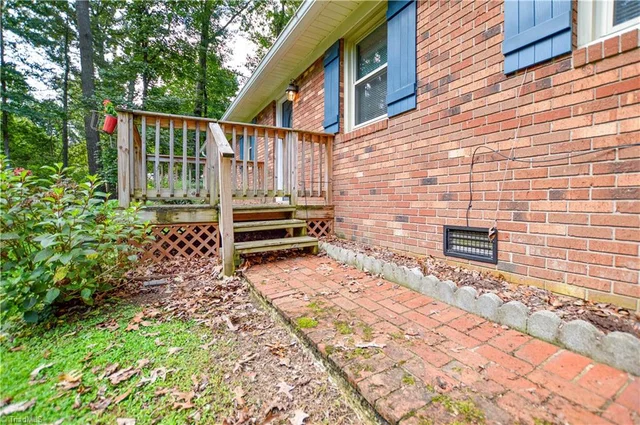 1507 Overlook Drive, photo 4 of 32