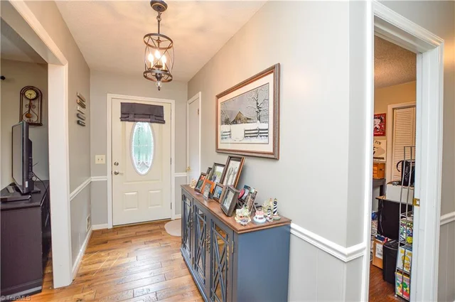 1507 Overlook Drive, photo 5 of 32