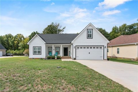 Homes For Sale - 1205 Stonewyck Drive<br/> Salisbury, NC 28146