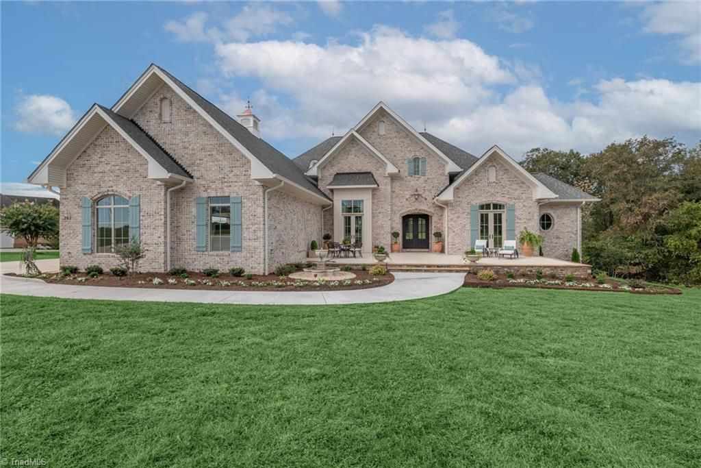 Photo of 202 Canterbury Drive, North Wilkesboro, NC 28659 (MLS # 1198410)