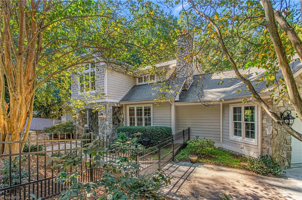 Photo of 825 E Franklin Street, Chapel Hill, NC 27514 (MLS # 1239219)