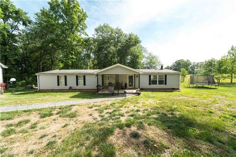 Mobile Home For Sale - 5925 Bobs Lake Road<br/> Hamptonville, NC 27020