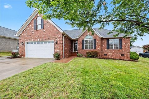 Homes For Sale - 1009 Bradford Lane<br/> Archdale, NC 27263