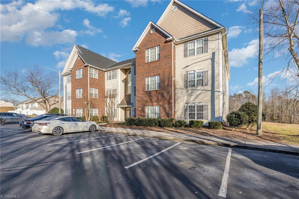 3716 Spanish Peak Drive #1D, High Point, North Carolina image 2