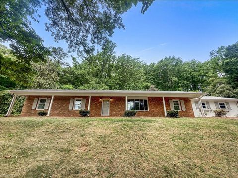 Homes For Sale - 1011 Westmont Drive<br/> Asheboro, NC 27205
