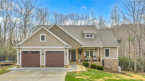 Homes For Sale - 362 Fairway Oaks Drive<br/> West Jefferson, NC 28694