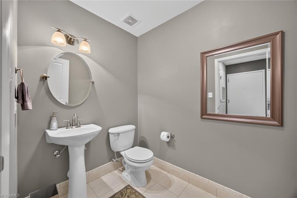 605 W Market Street 206