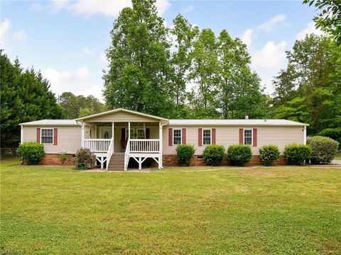 Photo of 1007 High Rock Shores Drive, Lexington, NC 27292 (MLS # 1218773)