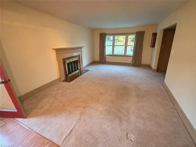 911 Russell Avenue, photo 3 of 23